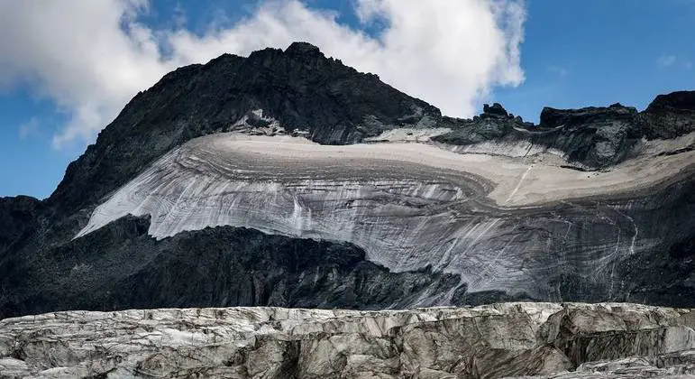 Derretimento de geleiras por ondas de calor afeta trilhas nos Alpes