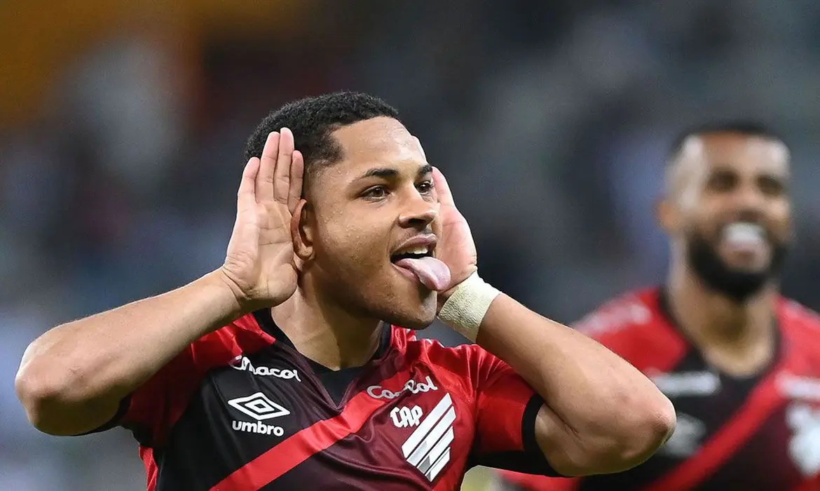 Athletico-PR vence Galo com gol no fim e se mantém no G4 do Brasileiro