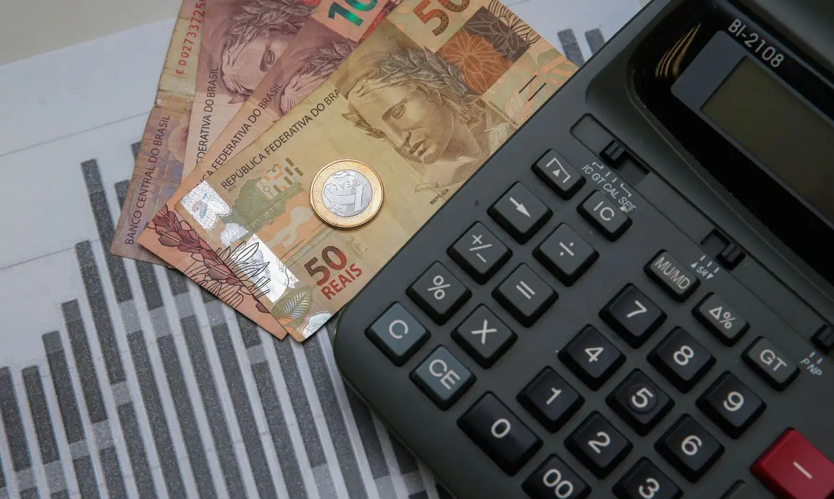Mercado financeiro reduz previsão da inflação para 5,57%