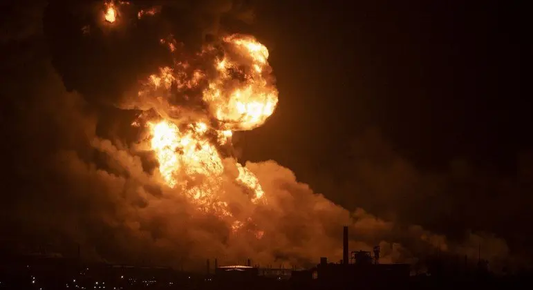Segundo tanque de petróleo desaba em meio a incêndio de grandes proporções em Cuba