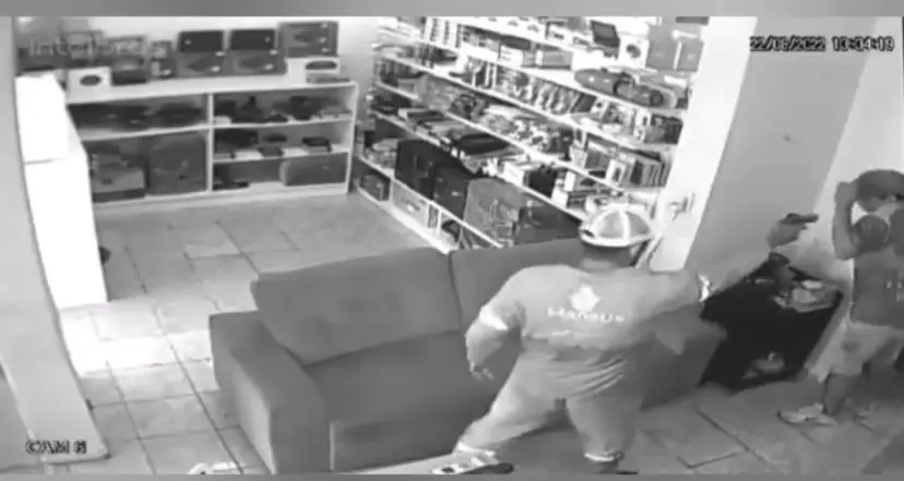 Vídeo: Homem é morto a tiros dentro de loja de som