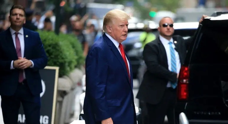 Trump diz que agentes do FBI abriram armários da sua esposa durante busca