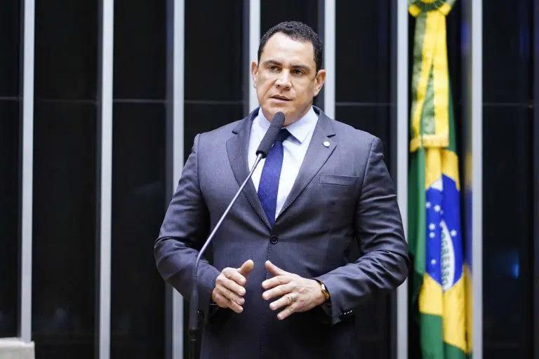 Deputados aprovam texto-base de MP sobre renovação de frota de ônibus e caminhões; acompanhe
