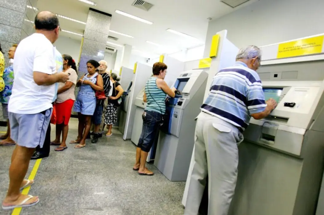 Bancos decidem não oferecer consignado a beneficiários do Auxílio
