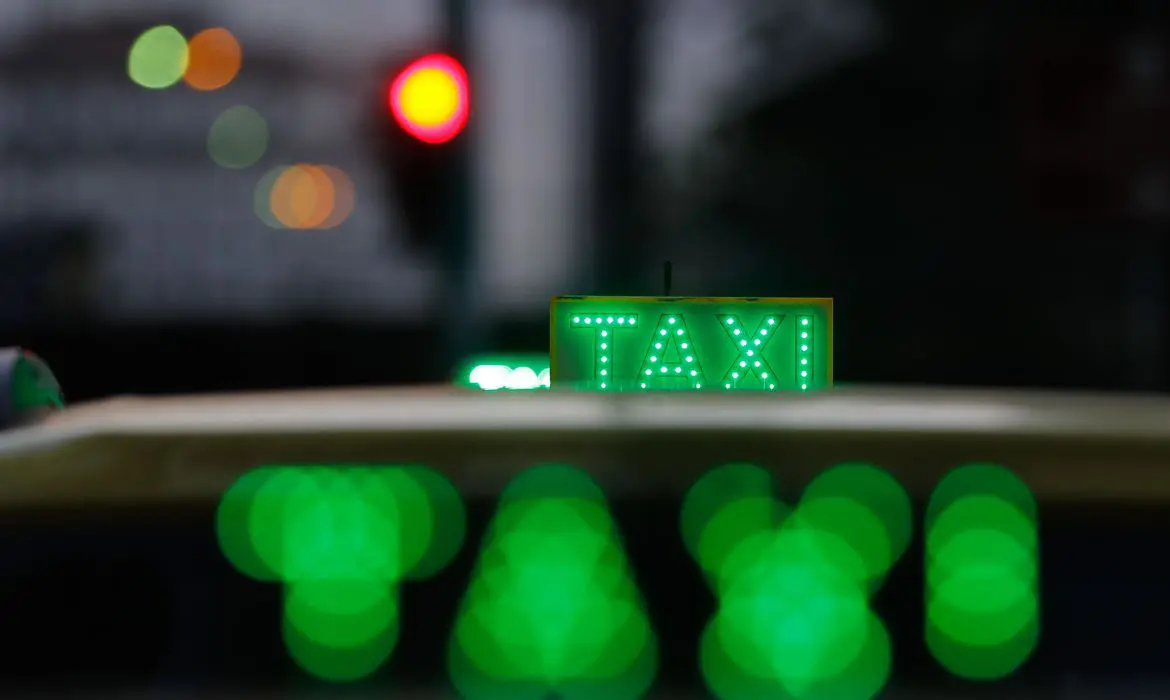 Auxílio Taxista começa a ser pago com parcela dobrada