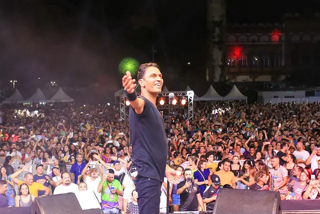 Shows de Bárbara Eugênia, Lia Sophia e Pinduca e Double You agitam público no palco Caboquinho
