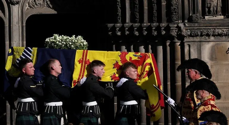 Caixão da rainha Elizabeth 2ª deixa a Escócia e segue para Londres, onde será o funeral