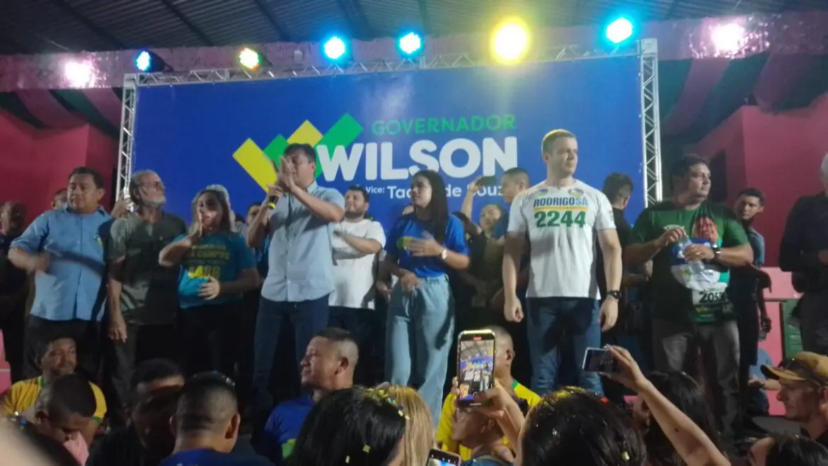 “O trabalho é a resposta que a gente dá aos que nos atacam”, diz Wilson em comício na zona sul de Manaus