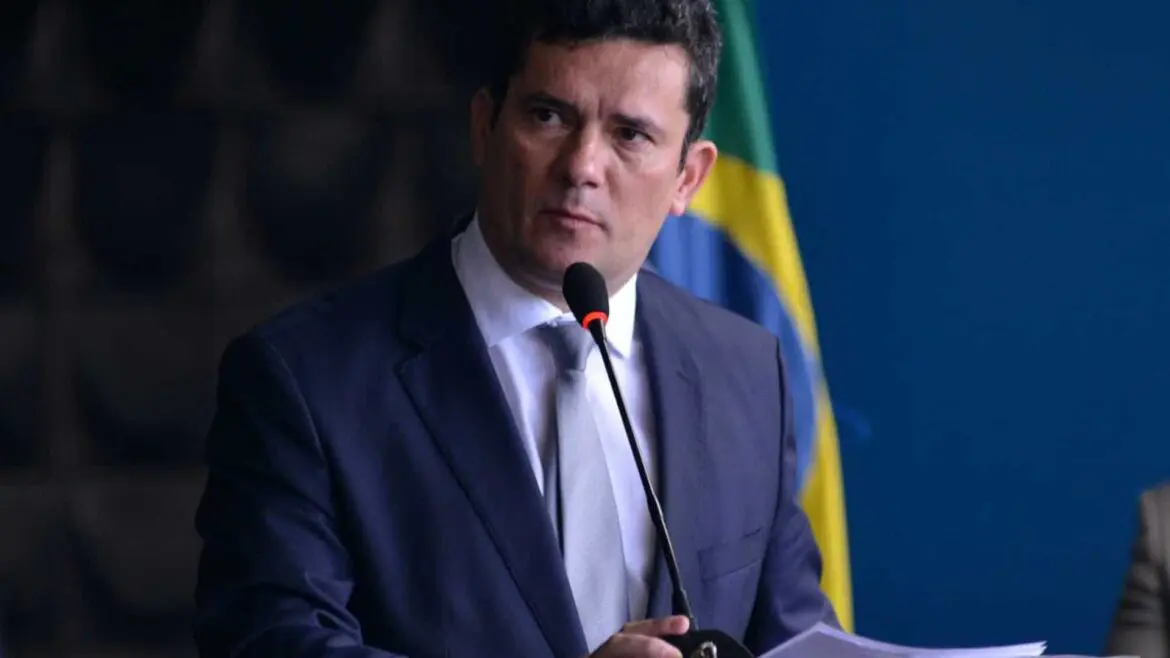 Após ser alvo de busca, Moro muda material de campanha
