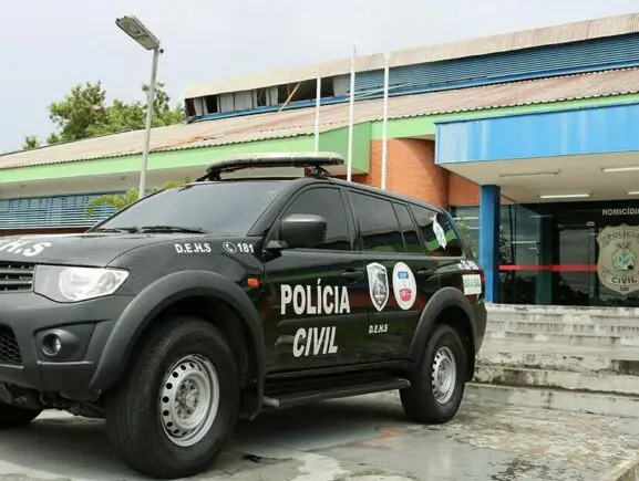 Homem é encontrado morto em beco com tiros no tórax