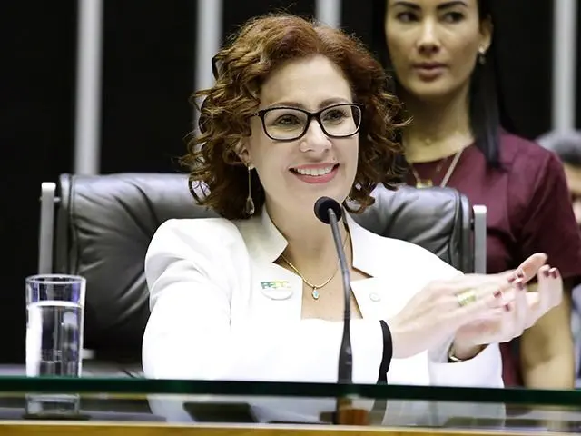 Carla Zambelli renuncia ao mandato; Câmara dará posse ao suplente