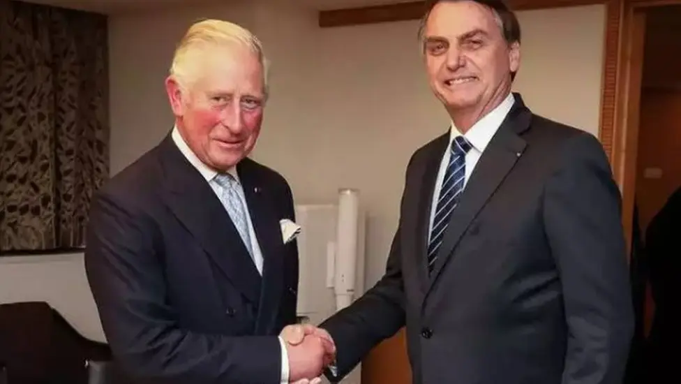 Em Londres, Bolsonaro é recepcionado pelo rei Charles 3º