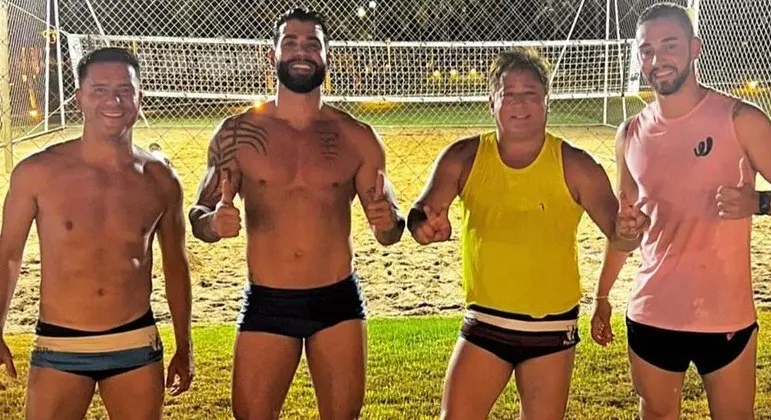 Leonardo posa de sunga ao lado de Gusttavo Lima, e internautas zoam: 'Léo é o mais galã'