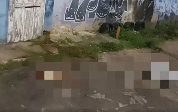 Homem morre ao ser esfaqueado no meio da rua