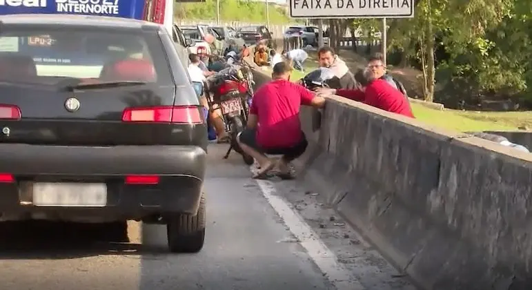Com 5 mortos, operação na Maré (RJ) interdita vias expressas e fecha UFRJ, escolas e postos de saúde