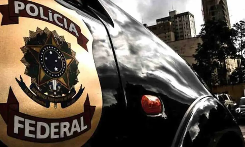 PF cumpre mandado de busca e apreensão na casa de mulher que se passava por policial federal