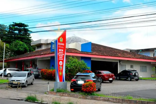 Lutador de artes marciais é preso por agredir companheira ao ver casa desarrumada
