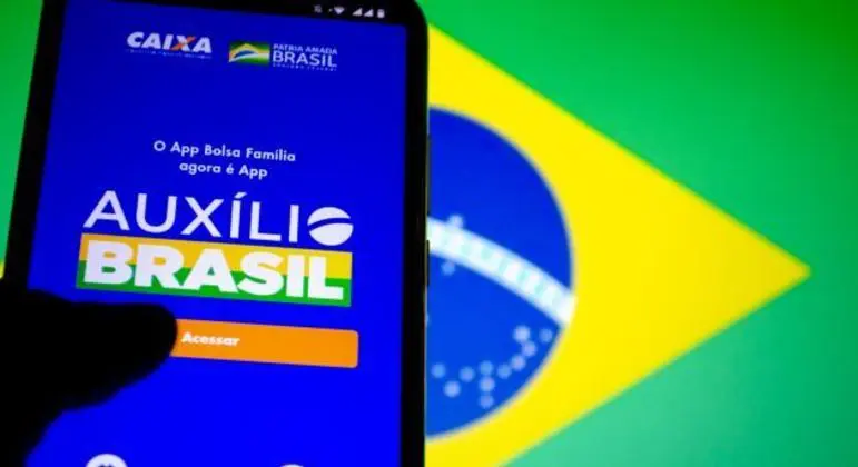 Fui contratado com carteira assinada e a renda aumentou; vou ser excluído do Auxílio Brasil?