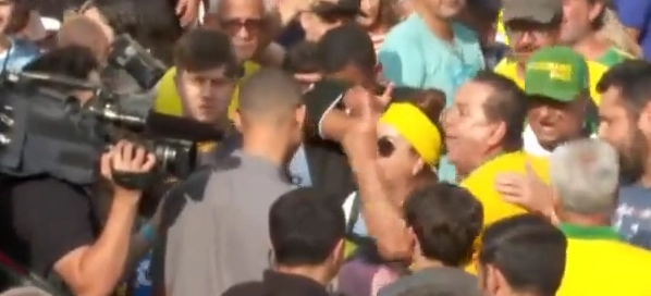 Jornalistas são hostilizados por bolsonaristas em Aparecida do Norte