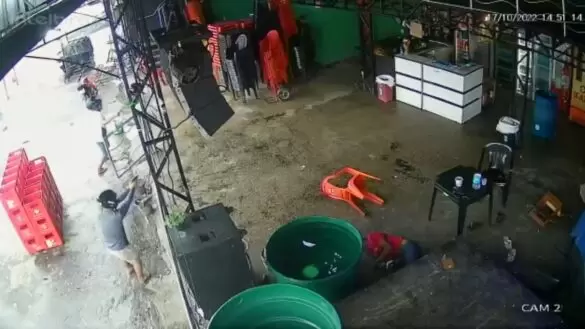Dupla mata um e deixa dois feridos em bar na zona Leste