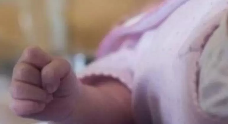 Bebê morre sufocado depois de mãe adormecer amamentando
