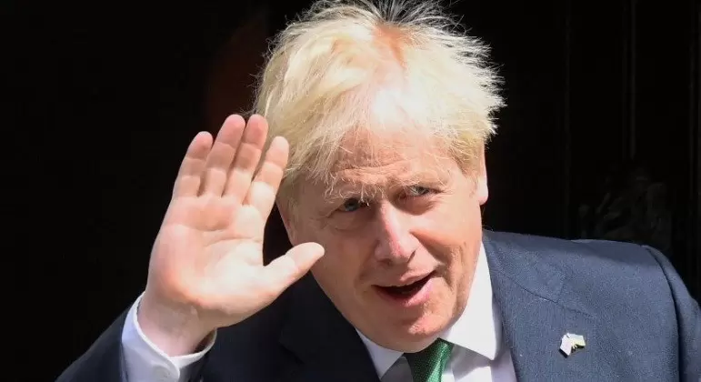 Boris Johnson retorna ao Reino Unido e reforça boatos de candidatura