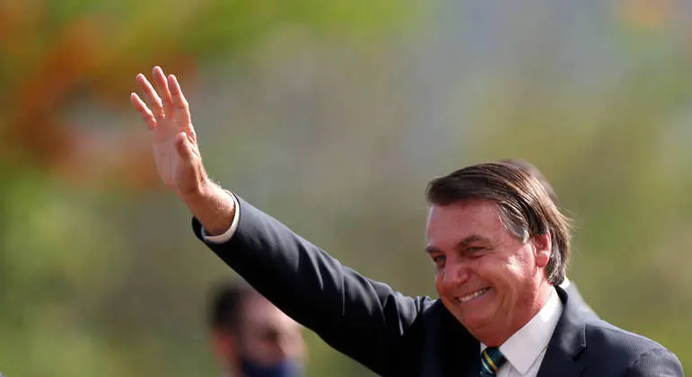 Bolsonaro recebe ministros e parlamentares no Alvorada