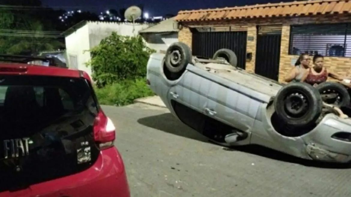 Capotamento deixa três pessoas feridas em Manaus