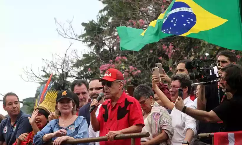Chico Buarque, ao lado de Lula, em BH: 'Amanhã vai ser outro dia'