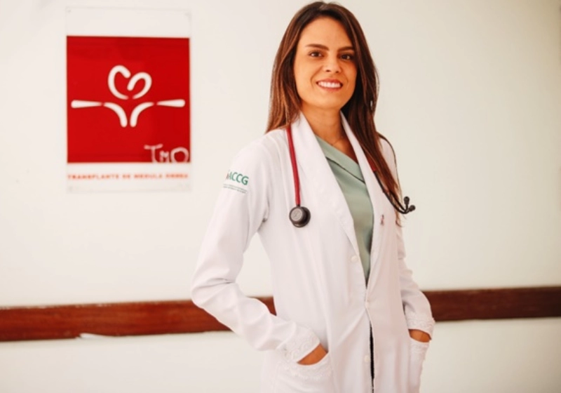 Brasileira vence câncer e se forma em Medicina para ajudar outras pessoas