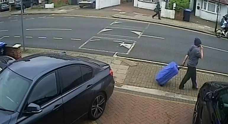 Britânica espanca aposentada até a morte, corta a cabeça dela e transporta corpo dentro de mala