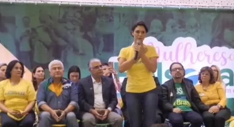 Michelle Bolsonaro chora ao contar que filha foi xingada por colegas