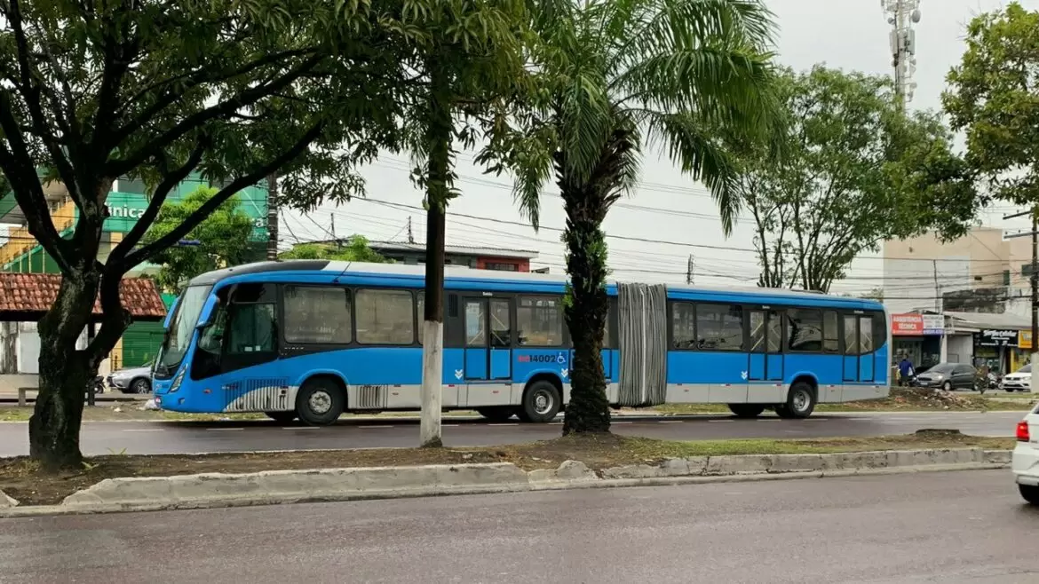 Passageiros do ônibus 640 são vítimas de assaltantes na avenida Max Teixeira