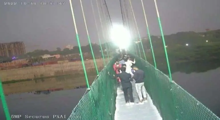 Chega a 134 o número de mortos após ponte desabar na Índia; veja vídeo do momento da queda