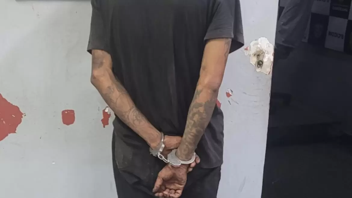 Homem é preso após furtar bateria de caminhão 