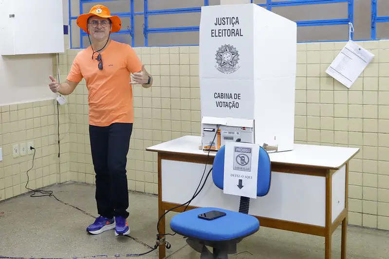 Prefeito David Almeida vota em escola na zona Sul e destaca normalidade nas eleições