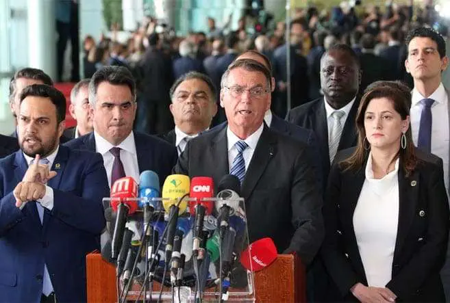 Em pronunciamento, Bolsonaro diz que vai cumprir a Constituição