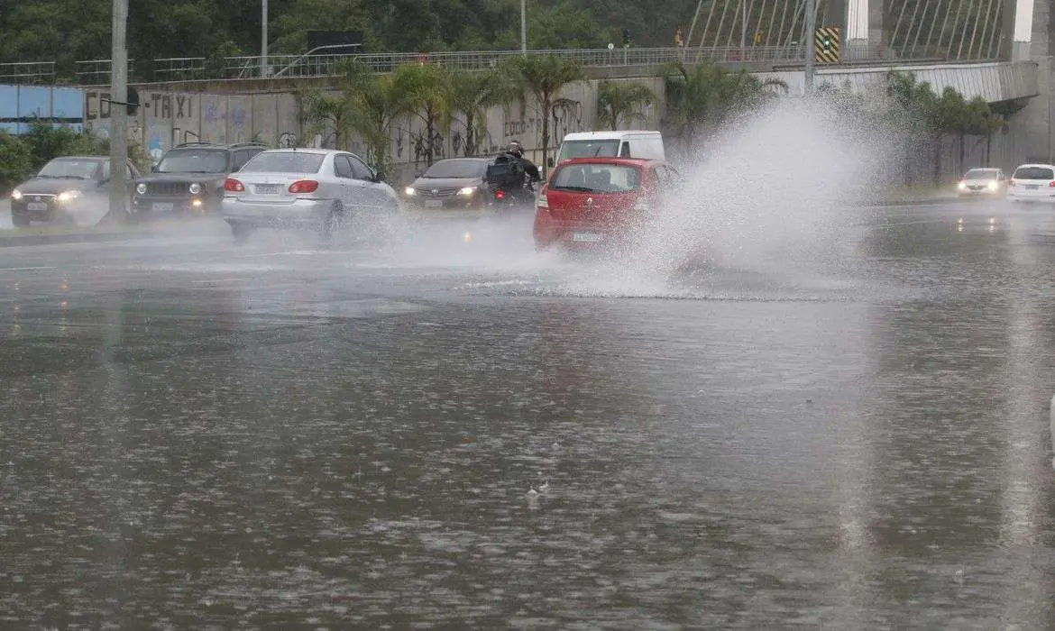 Inmet alerta sobre risco de chuvas intensas em três estados