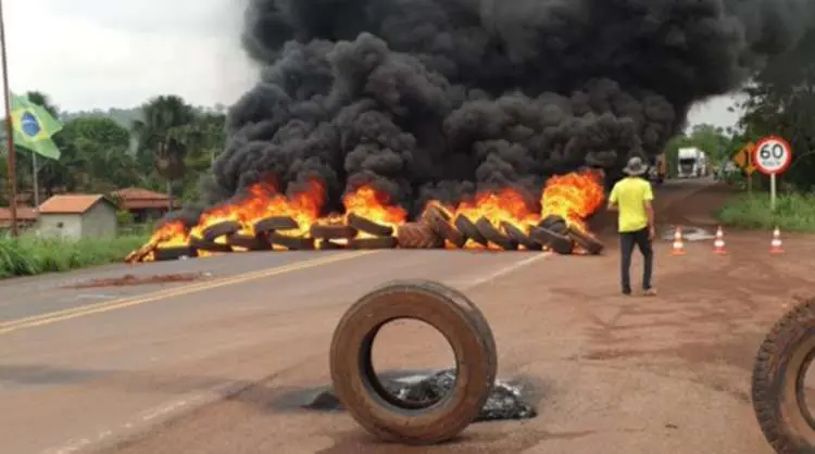 PRF pede apoio da PF e da Força Nacional para desobstruir rodovias