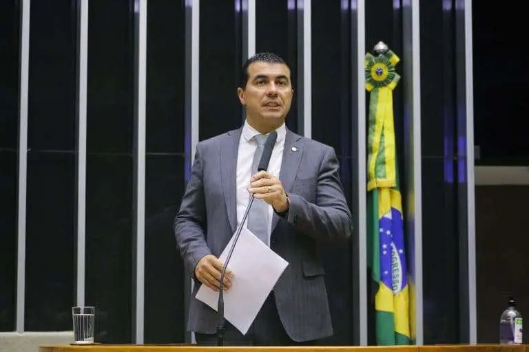 Comissão aprova projeto que define áreas para substituição de postes e fios por redes subterrâneas