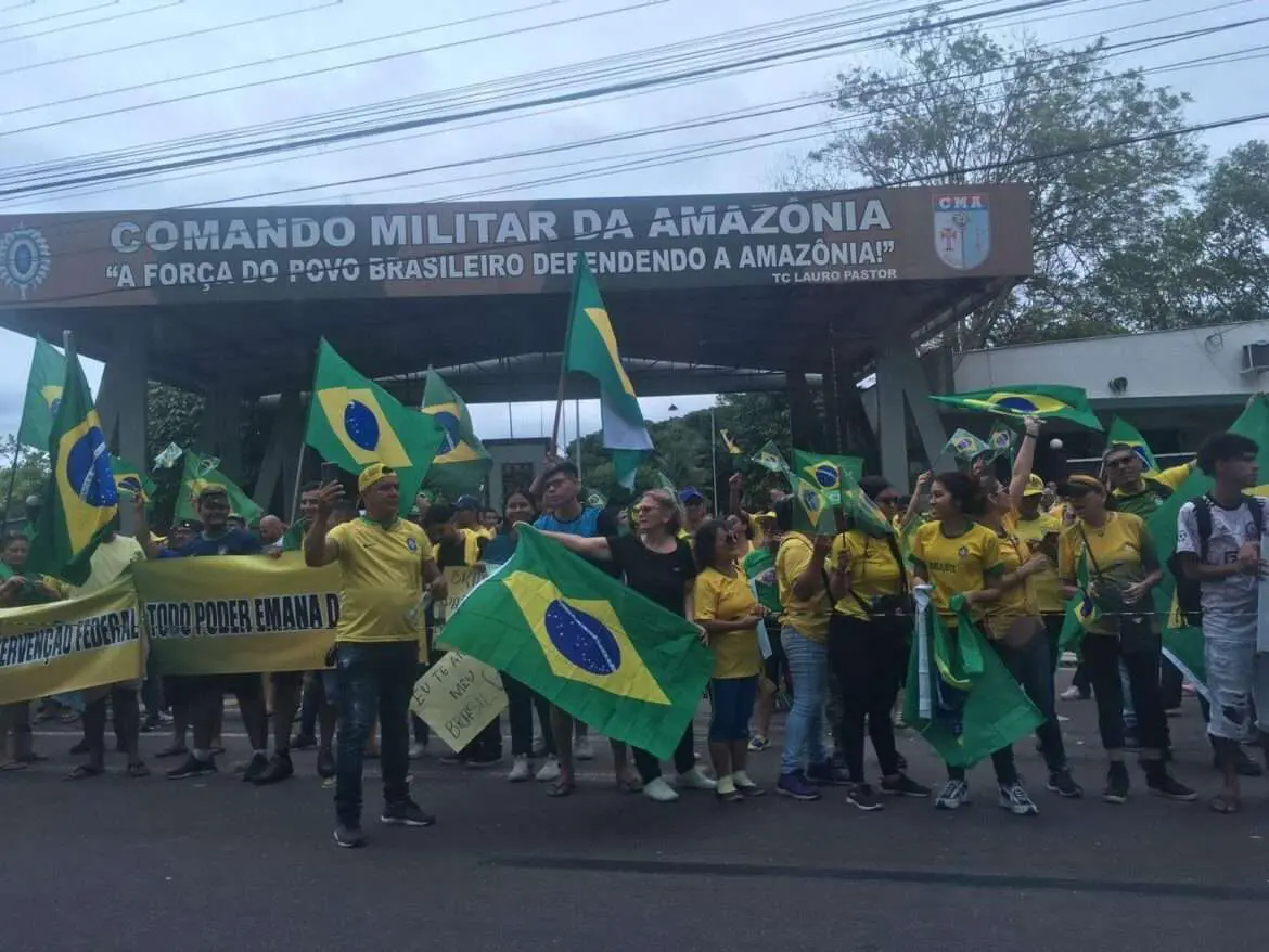 Juíza ordena que autoridades interrompam barulho e ‘ilegalidades’ em ato de bolsonaristas em frente a Comando Militar, no AM
