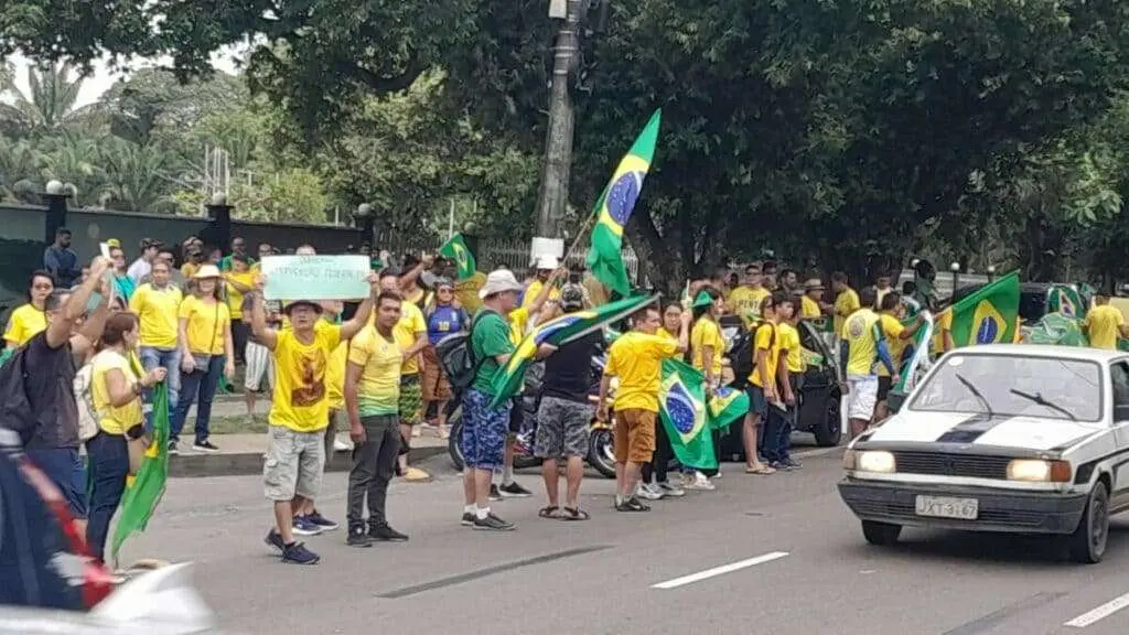 Manifestantes se concentram em frente ao CMA