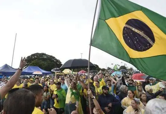 Ambulantes são retirados de ato bolsonarista no QG do Exército, em Brasília