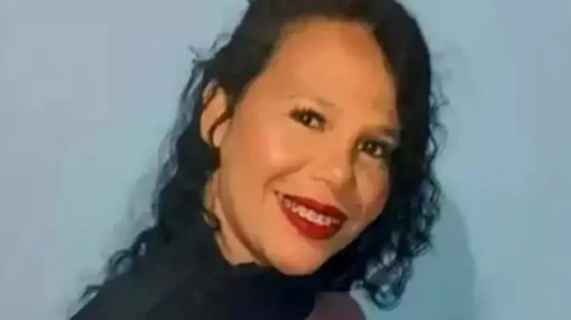 Mulher morre com tiros na cabeça ao tentar fazer foto com arma