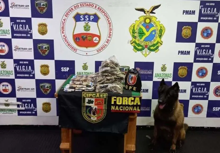 Base Arpão: com auxílio de cão policial, policiais apreendem 5 quilos de drogas