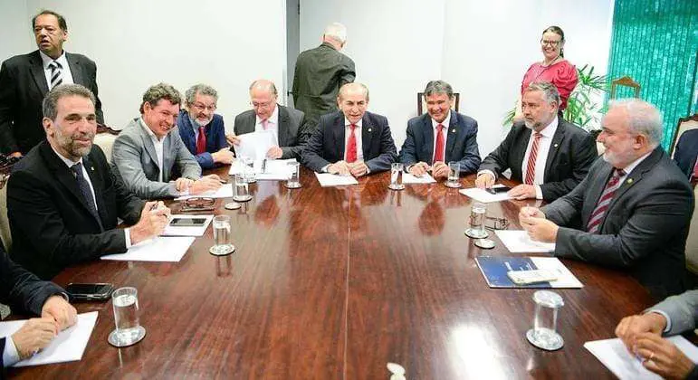 PEC que pode tirar Auxílio Brasil do teto de gastos será apresentada nesta quarta