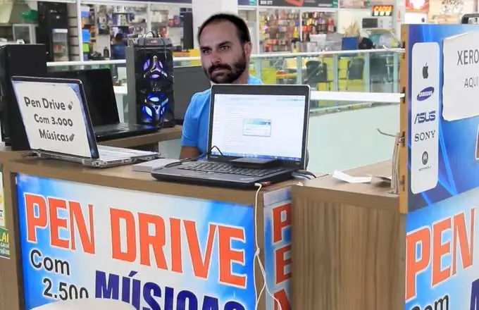 O Pendrive usado por Eduardo Bolsonaro para ida ao Catar rende memes