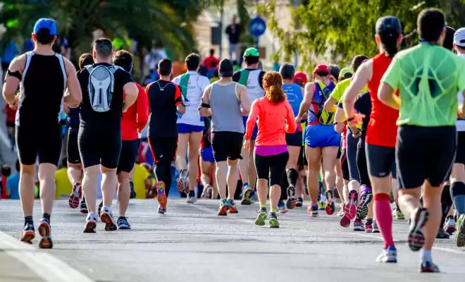 Em comemoração ao seu aniversário de três anos, a ONG Parceiros Brilhantes realiza a I Corrida Solidária, na capital amazonense, no próximo dia 03 de dezembro. Esta é uma ação que faz parte da campanha Dia de Doar com o tema "Sua disposição transforma vidas". A organização do evento fica por conta da To Goal Sports. De acordo com Mayara Brilhante, diretora executiva da Parceiros Brilhantes, a iniciativa também tem o objetivo de promover a cultura da filantropia na cidade. Pela vez em uma corrida, todo dinheiro arrecadado com as inscrições será revertido em doações para manutenção da associação. “Estamos ansiosos por essa oportunidade em reunir atletas e amadores em um evento que, além da corrida, também terá atividades voltadas para saúde, bem estar e cultura. Pela primeira vez, Manaus recebe um evento deste tipo onde 100% das inscrições são em forma de doação direta para uma ONG”, afirma a diretora executiva. São aguardados 800 corredores na modalidade adulta e 200 para o público infantil. As provas serão realizadas no Complexo Turístico da Ponta Negra, Zona Oeste de Manaus, em duas modalidades, sendo uma para o público infantil (até 300 metros) e outra para adulto com o percurso de 5 KM. Pessoas com Deficiência (PCDs) e Pessoas com Necessidades Especiais (PNEs) também podem participar da competição. Shows, apresentações e aulas de dança vão integrar os participantes da corrida e os frequentadores da Ponta Negra em um dia de inclusão. Patrocinadores e empresas parceiras terão stands montados para oferecer produtos e serviços. Inscrições As inscrições já podem ser feitas diretamente no www.ticketsport.com.br. Os preços vão variar conforme o padrão de cada doador. Pessoas que queiram fazer uma doação anual no valor de R$ 400 terão direito a três convites para participar da corrida (seja infantil ou adulto). Nessa categoria todos ganham o kit de corredor e medalha de participação. Outra forma de participar é adquirir o passaporte único no valor de R$ 110, modalidade adulto. Para o público infantil a taxa única é de R$ 75, até 14 anos. Vale lembrar que apenas adolescentes e crianças acompanhadas pelos pais vão poder participar. Os que já são doadores da ONG vão pagar apenas R$ 85. Dia de Doar O Dia de Doar é uma grande campanha para promover a cultura de doação no Brasil, e é parte de um movimento mundial chamado #GivingTuesday. Este ano, a data será celebrada no dia 29 de novembro e busca fazer com que o país se mobilize para promover a cultura da doação. Todos podem participar: indivíduos, empresas, órgãos públicos, escolas, comunidades e terceiro setor. Em 2020, o Parceiros Brilhantes realizou o Dia de Doar com um stand no Manauara Shopping, a ação teve duração de 15 dias e incluiu lives com convidados para abordar temas relacionados à cultura da filantropia e sobre as ações e atividades do Parceiros Brilhantes. Em 2021, o Dia de Doar foi realizado com um show beneficente de Daniel Gonzaga, filho de Gonzaguinha, cantando os grandes sucessos do Rei do Baião em um show intimista inédito. Em 2022, a associação lidera o movimento na capital amazonense com a campanha #DoaManaus, reunindo 14 entidades do terceiro setor. Além da Corrida Solidária, a Parceiros Brilhantes também terá uma Loja Solidária no Shopping Ponta Negra do dia 21/11 a 22/12. Parceiros Brilhantes A entidade Parceiros Brilhantes surgiu há três anos com o objetivo de ajudar as pessoas através de oportunidades e atua em cima de três causas: Direitos Humanos, Meio Ambiente e Situação de Emergência. Desde então, a Parceiros já realizou grandes ações como o apoio no momento mais caótico da saúde amazonense: a crise do oxigênio. “Nós fomos uns dos primeiros a ter a iniciativa de pegar os cilindros de oxigênio e levar aos hospitais que estavam em uma situação caótica. Além disso, no mesmo período, também conseguimos levantar R$ 2 milhões em doações”, revela Mayara Brilhante. Uma outra ação que também marcou a atuação da Parceiros Brilhantes foi o resgate da moradora de rua e dependente química, conhecida como ‘Marina Silva’. Em 2020, ela virou ‘hit’ mundial ao ter um vídeo seu dançando compartilhado pela rainha do pop, Madonna.
