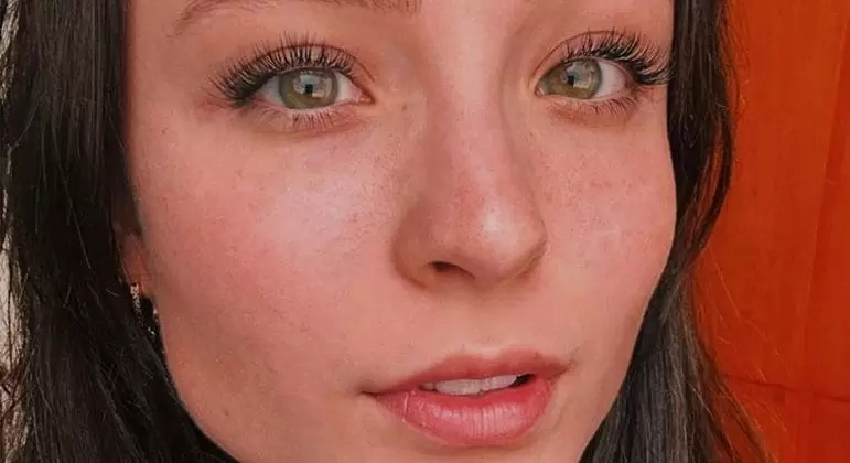 Larissa Manoela posa sem maquiagem e ganha elogio do namorado: 'Sem nada você brilha mais'
