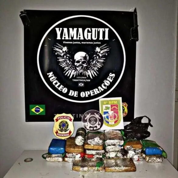 Drogas escondidas em tubo cilíndrico são aprendidas em embarcação